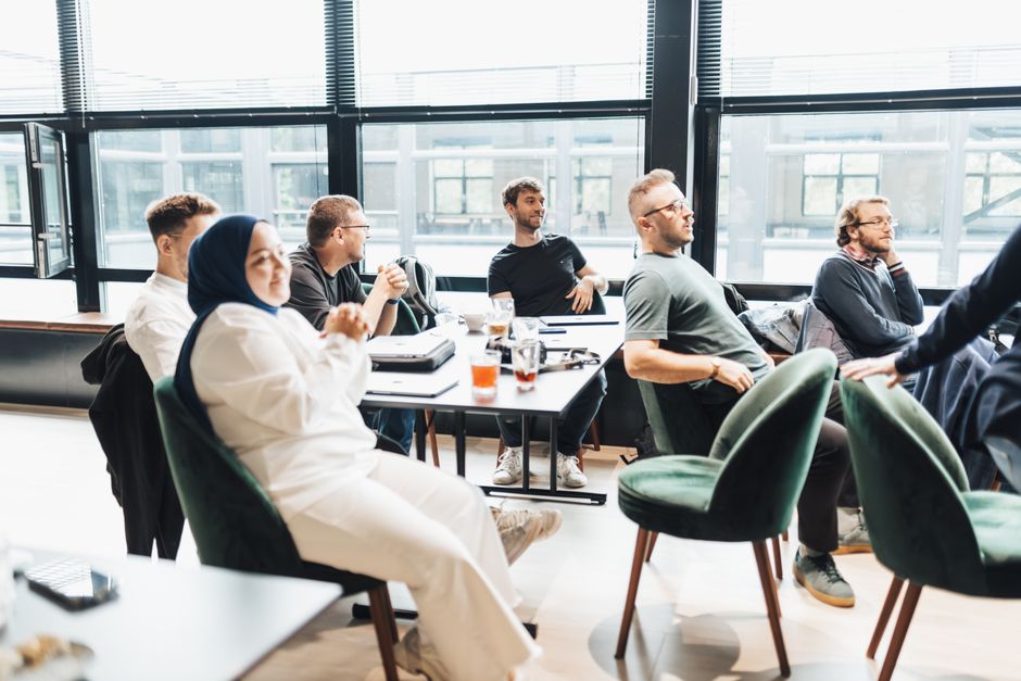 Dozenten geben Feedback zu Programmieraufgaben in einem Online-Kurs
